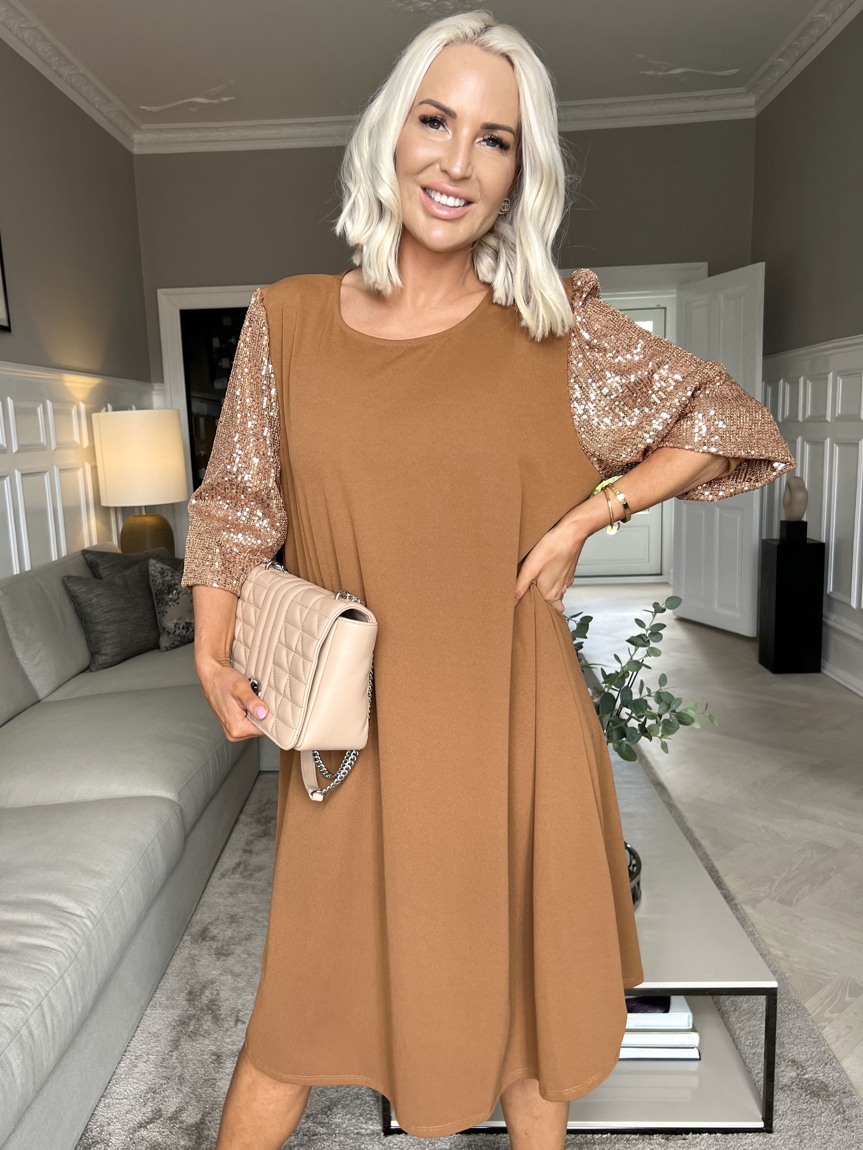 Djamila - Smuk kjole med paillet ærmer